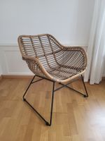Rattansessel mit schwarzem Metallgestell