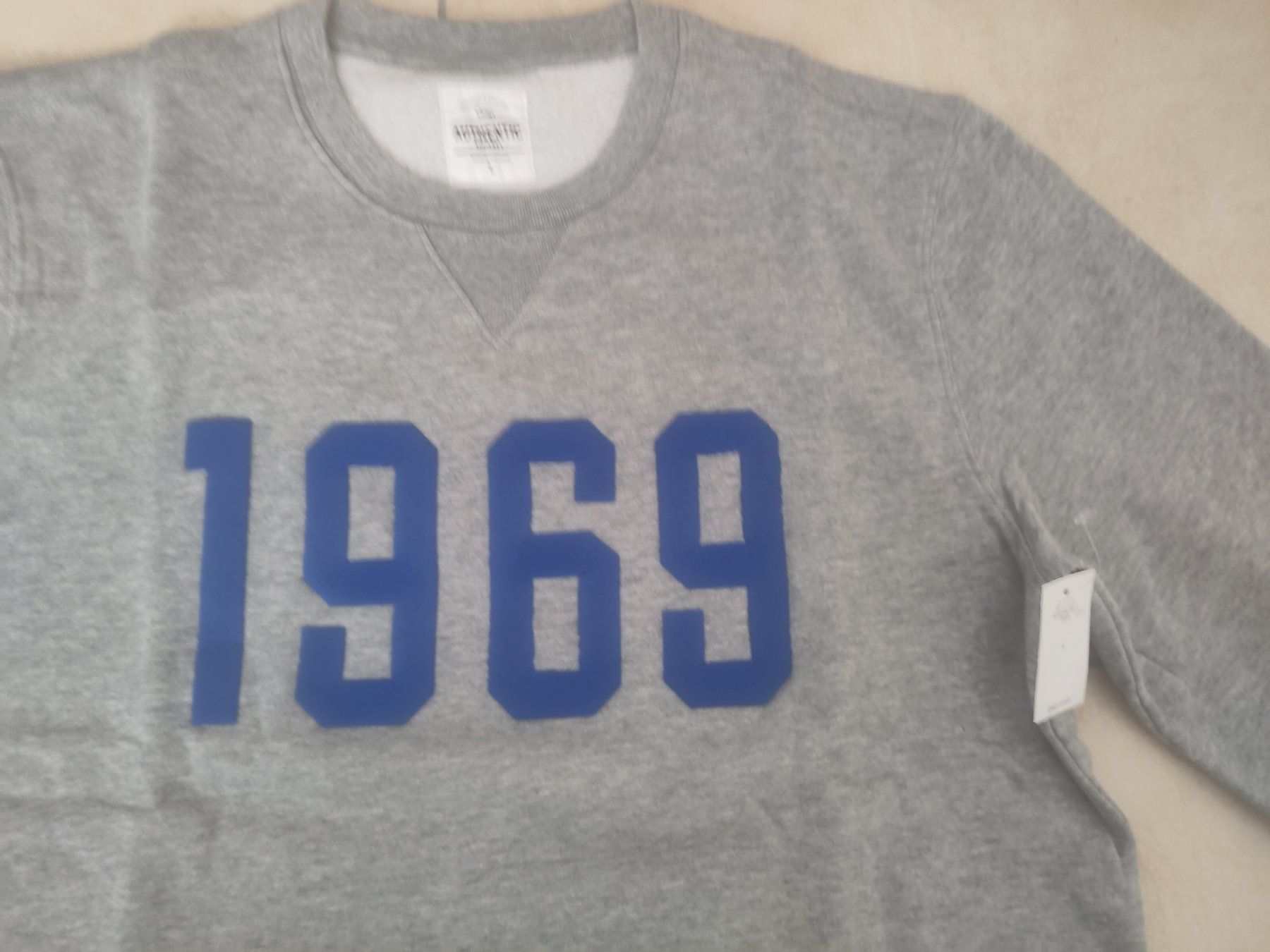 Gap Maglioni & Felpe: GAP Herren Pullover, Gr. L Grau, Aufdruck "1969", Neu! – Nuovo e nell'imballaggio originale da Münchenwiler venduto da Maxli2008 2