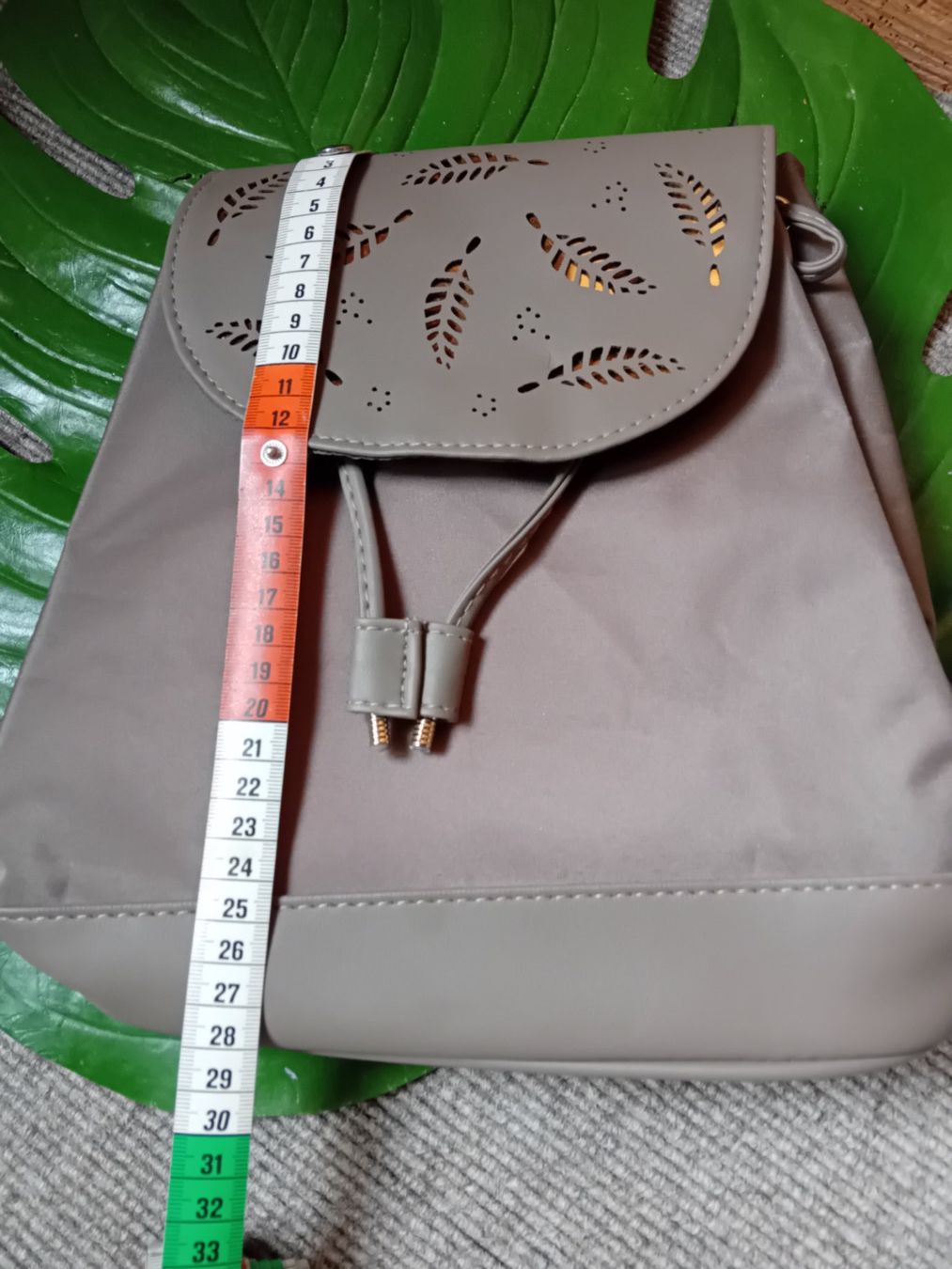 Zaini: Modischer Rucksack mit Blätter-Design - Grau – Nuovo e nell'imballaggio originale da Rüthi (Rheintal) venduto da titlis07 5