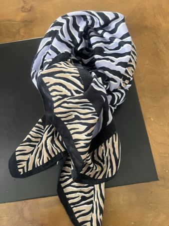 Schöner Schal mit Zebra-Muster
