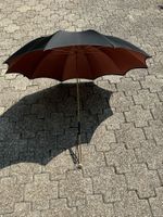 Alter wunderschöner, eleganter Regenschirm