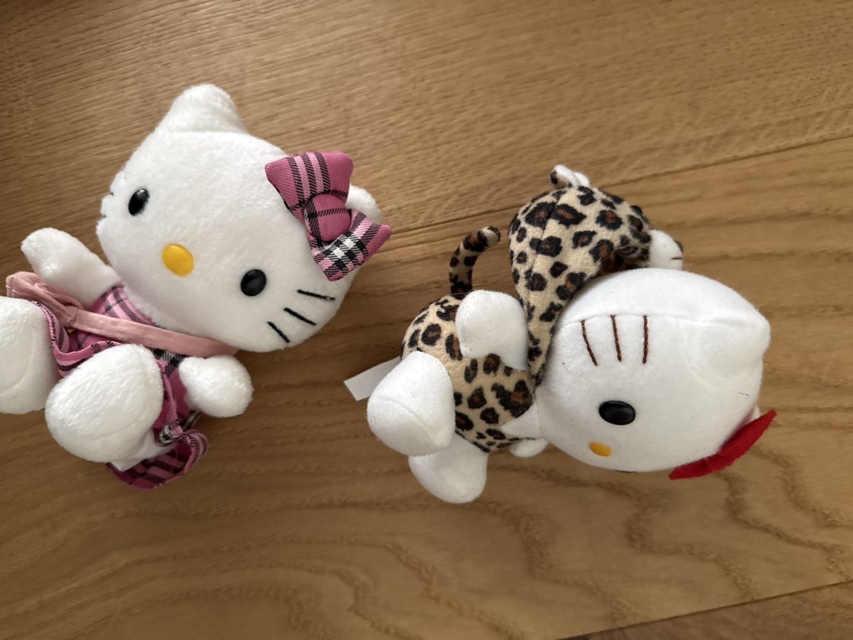 Hello Kitty Giocattoli: 2 Hello Kitty Plüschfiguren – Usato da Langenthal venduto da roux 1