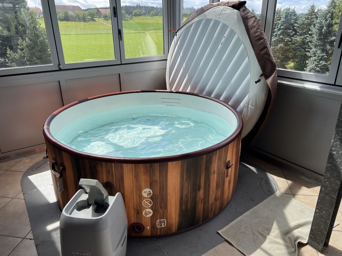 Bestway Whirlpool: Whirlpool Lay-Z-Spa Helsinki – Gebraucht aus Neuendorf von  1