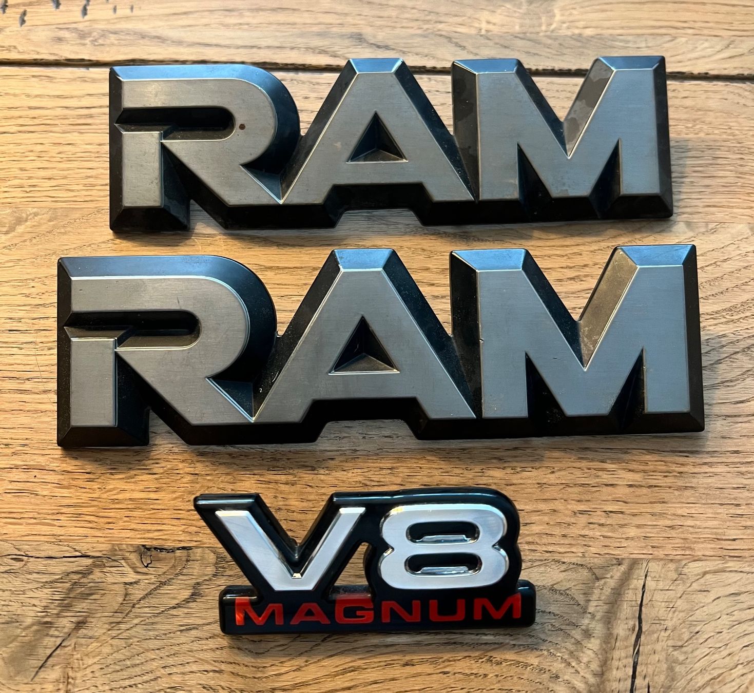 Dodge Alle Autoersatzteile: Dodge RAM Schriftzug Emblem – Gebraucht aus Sevelen von