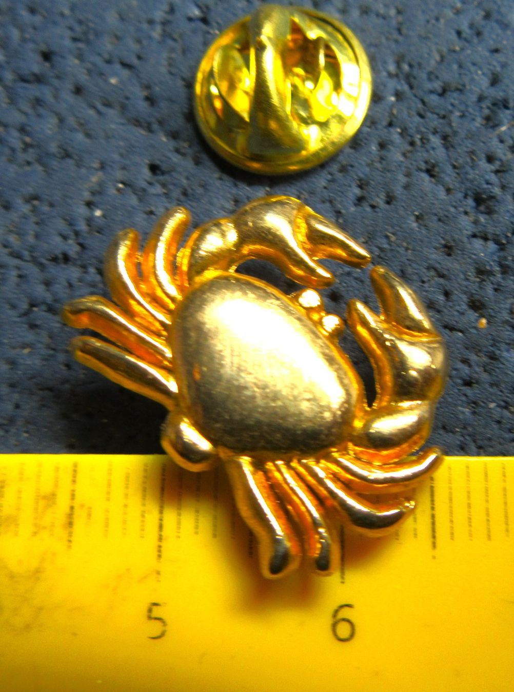 Swiss Placchette & Badge: KREBS GOLDIG SCHMUCK-PIN – Usato da Ettingen venduto da Hausi4711
