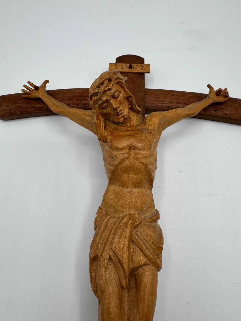 Figuren: Holzkreuz mit Jesus Figur – Gebraucht aus Sachseln von BONATI01