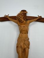 Holzkreuz mit Jesus Figur