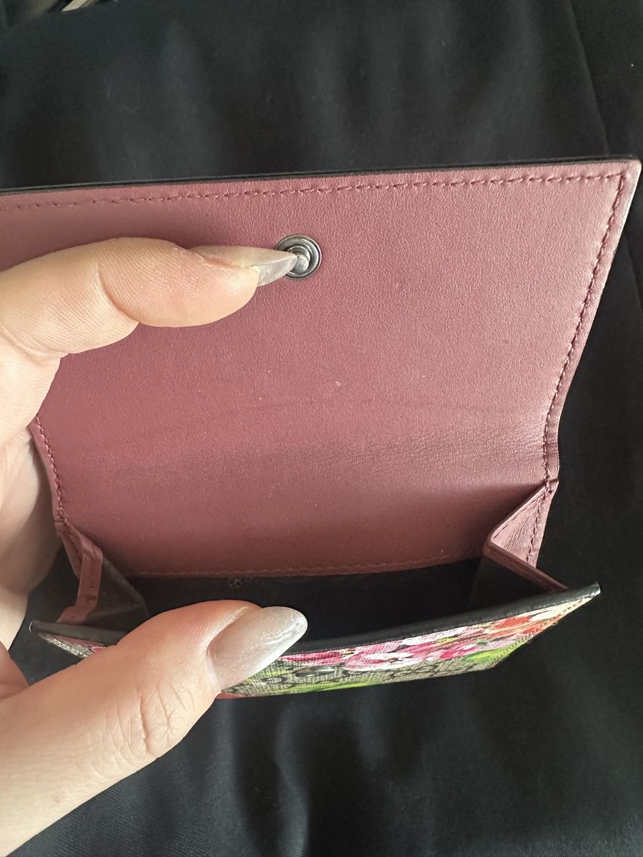 Gucci Portamonete: Gucci Portemonnaie mit Blumenmuster – Usato da Otelfingen venduto da Amanda.Z 5