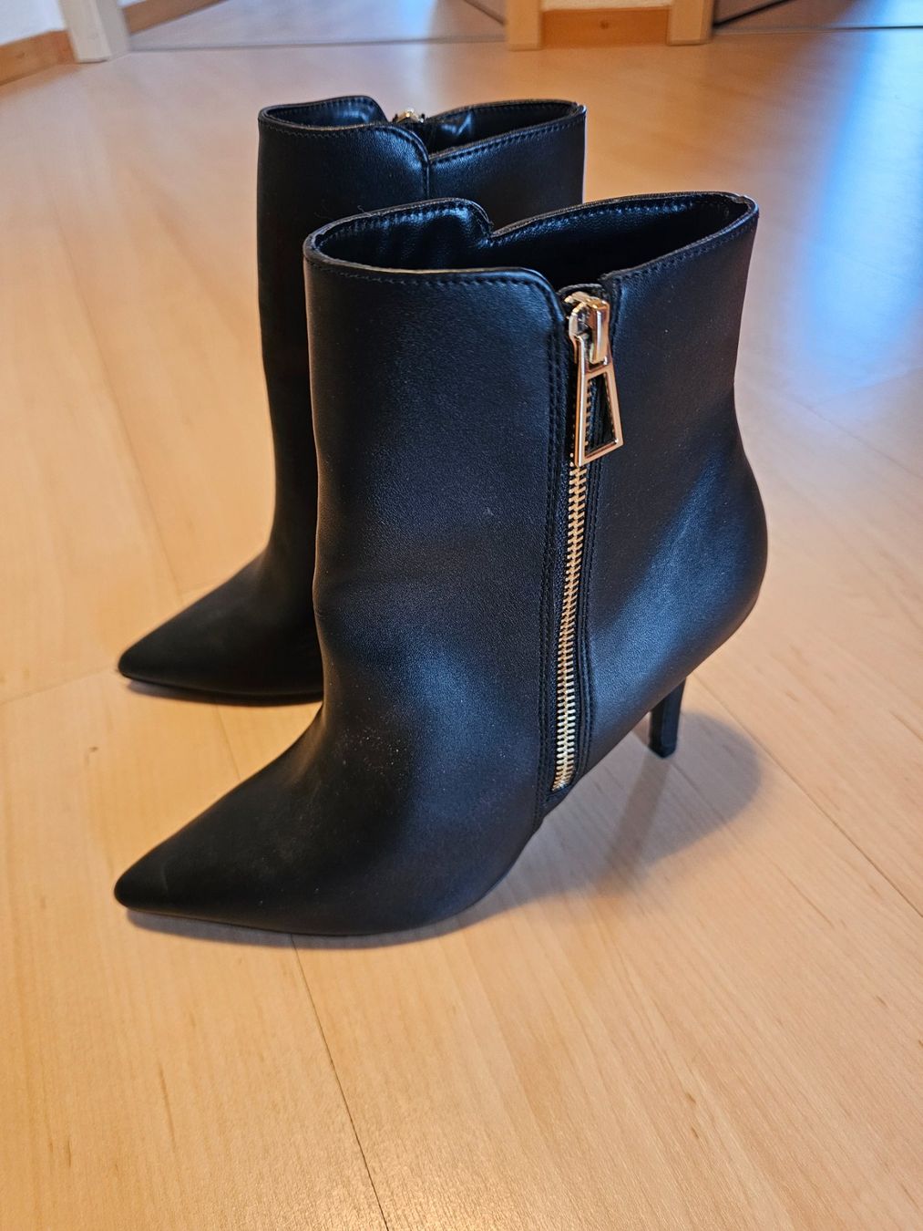 Esprit Damenschuhe: Bottines Esprit élégantes, pointues, noires, 38 – Gebraucht aus Vallamand von rom_z7q6