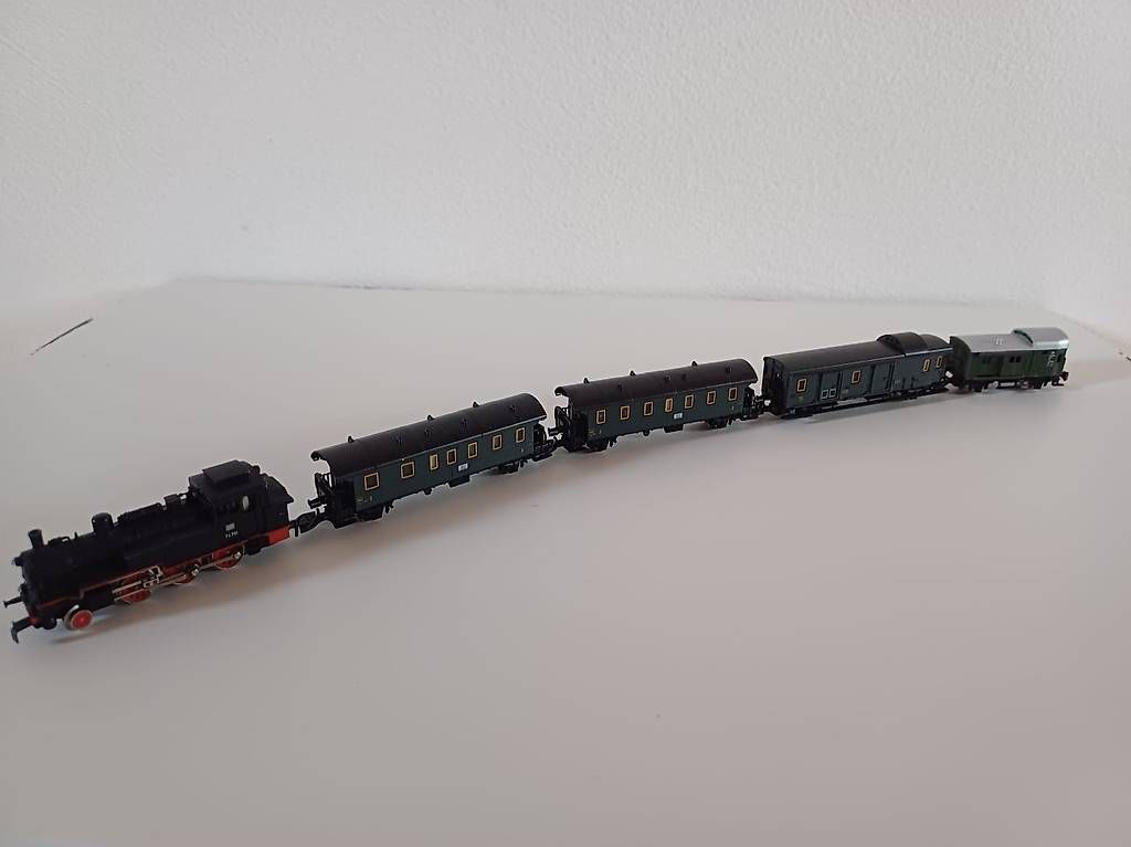 Modellini di ferrovie: Märklin Spur Z Lock mit Wagen – Usato da Lützelflüh-Goldb venduto da Samoth71 3