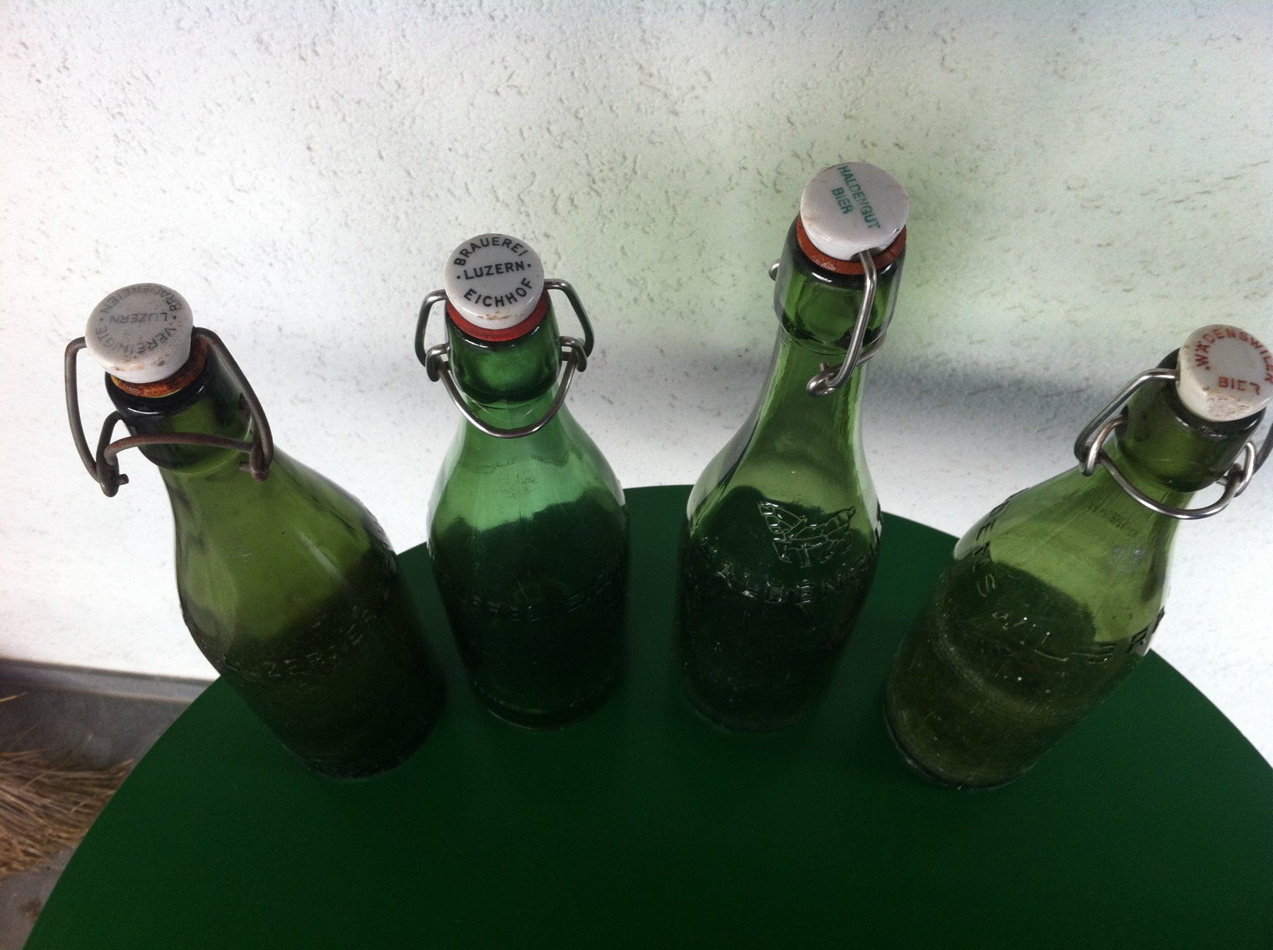 Gläser, Krüge & Flaschen: 4 alte Bierflaschen mit Bügel – Gebraucht aus Brunnen von Artemis53 1