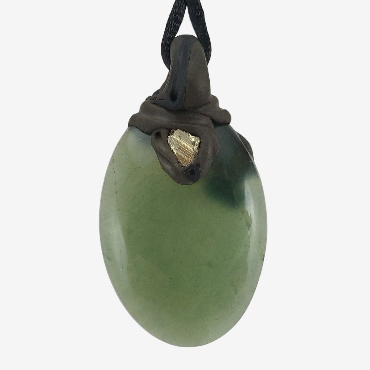 Pietre preziose: Nephrit Jade Steinanhänger mit eingefasstem Pyrit – Nuovo e nell'imballaggio originale da Meilen venduto da Kaleidoskopia