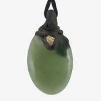 Nephrit Jade Steinanhänger mit eingefasstem Pyrit