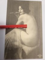 AK Foto Akt Frau um  Erotik Zigarette B1
