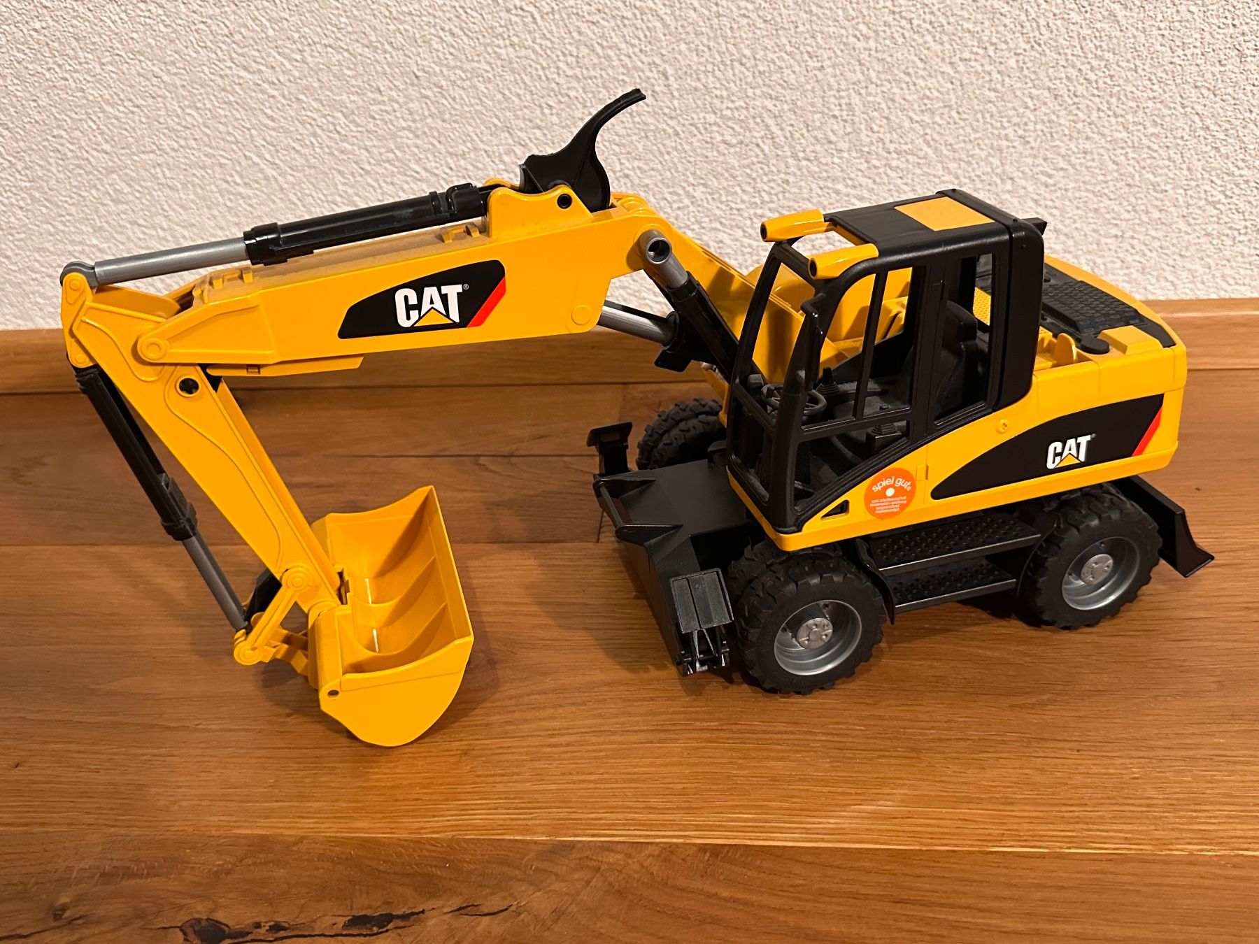 Caterpillar Bagger: CAT Bagger / Pneu-Bagger, gelb – Gebraucht aus Löhningen von martinmayer_123
