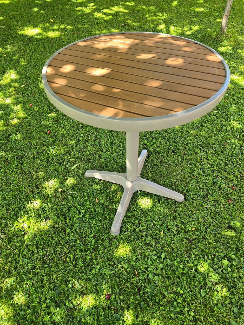 kleiner runder Tisch 60 cm Durchmesser alles aus Aluminium (Gebraucht) in Rorschacherberg für CHF 20 – nur Abholung auf Ricardo kaufen