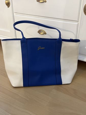 Schöne Guess Handtasche, blau-weiss
