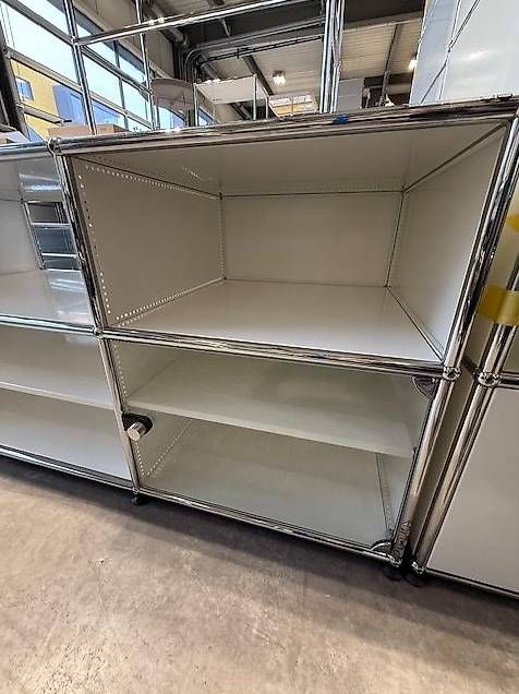 USM Kommoden: USM Sideboard weiss mit Glastür, Ausstellungsmodel – Gebraucht aus Lenzburg von Buerokonz 1