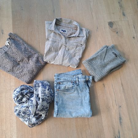 Kleiderset: Jeans, Bluse, Oberteil, Strickweste Gr.M