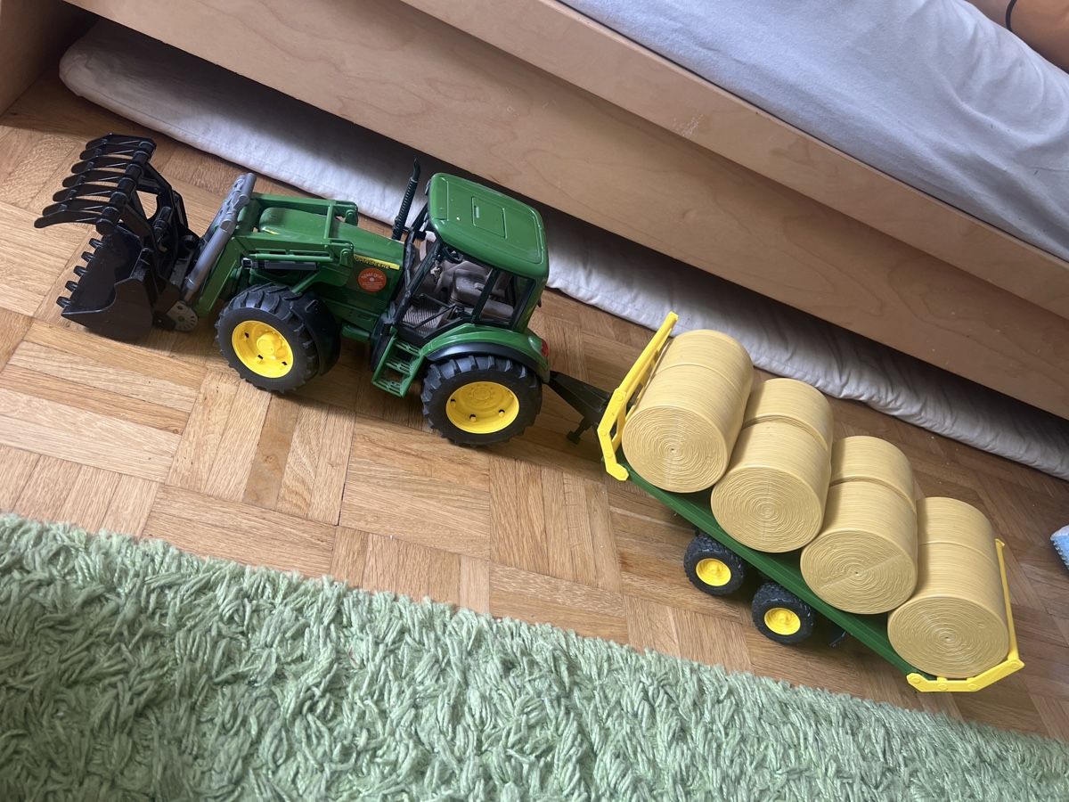 Spielzeuge: John Deere Traktor mit Ballenwagen und Ballen-Set – Gebraucht aus Zürich von Mss7676
