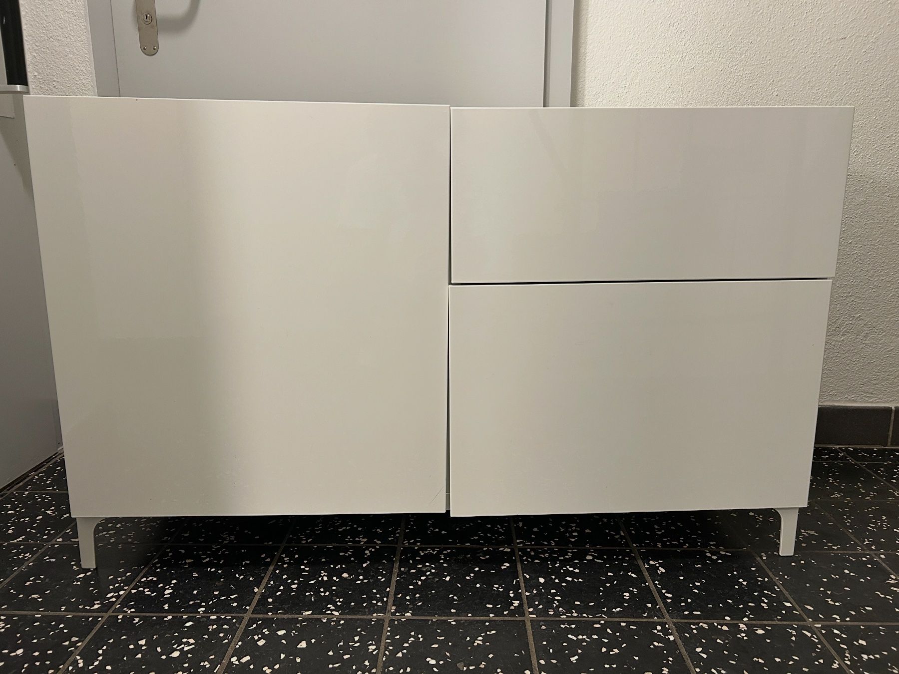 Armadi: Ikea cupboard/schrank – Usato da Basel venduto da ara_y8yt
