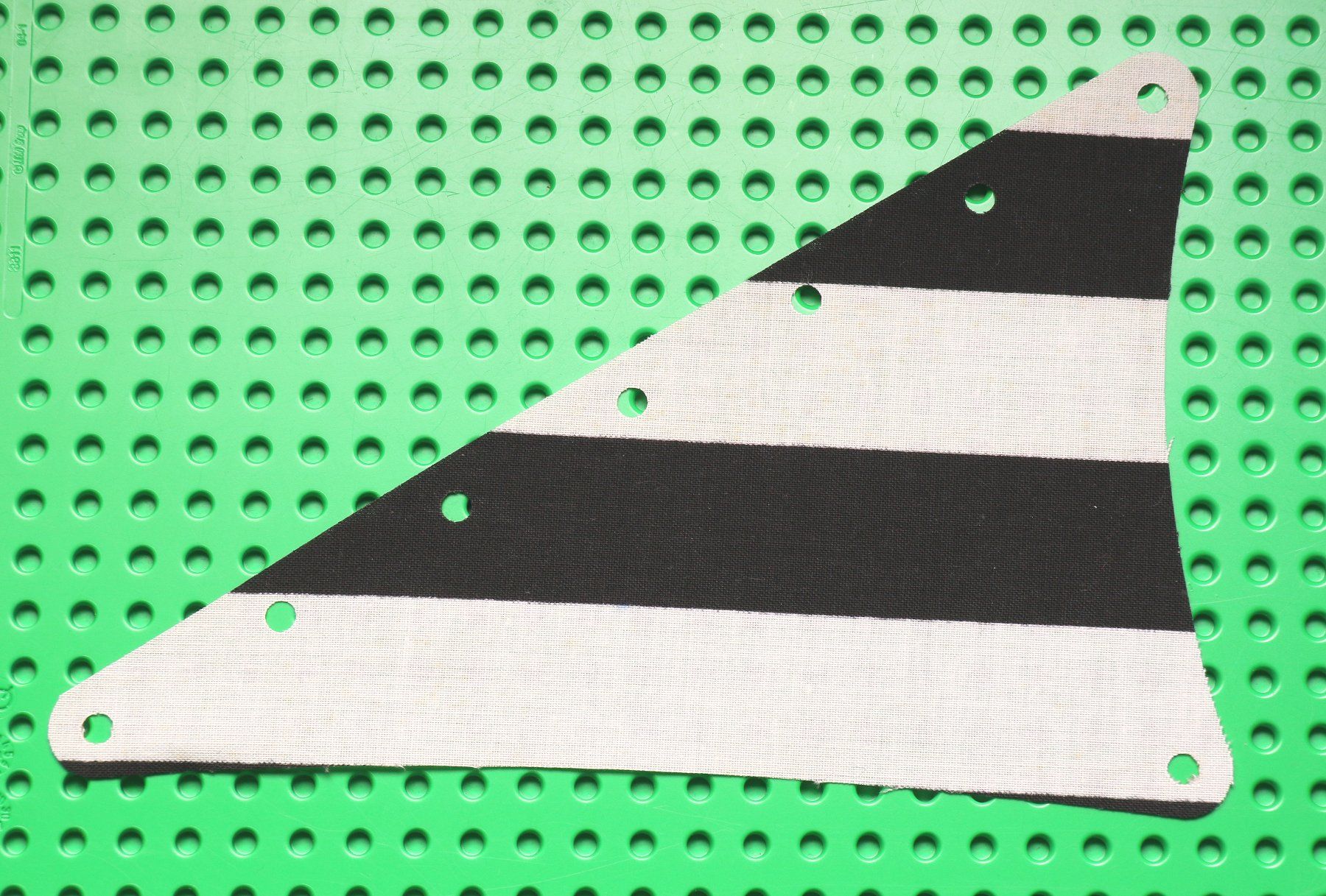 Lego Spielzeuge: LEGO® Cloth Sail Triangular 15 x 22 with Black Thick Stripe – Gebraucht aus Hettlingen von Scholi99 1