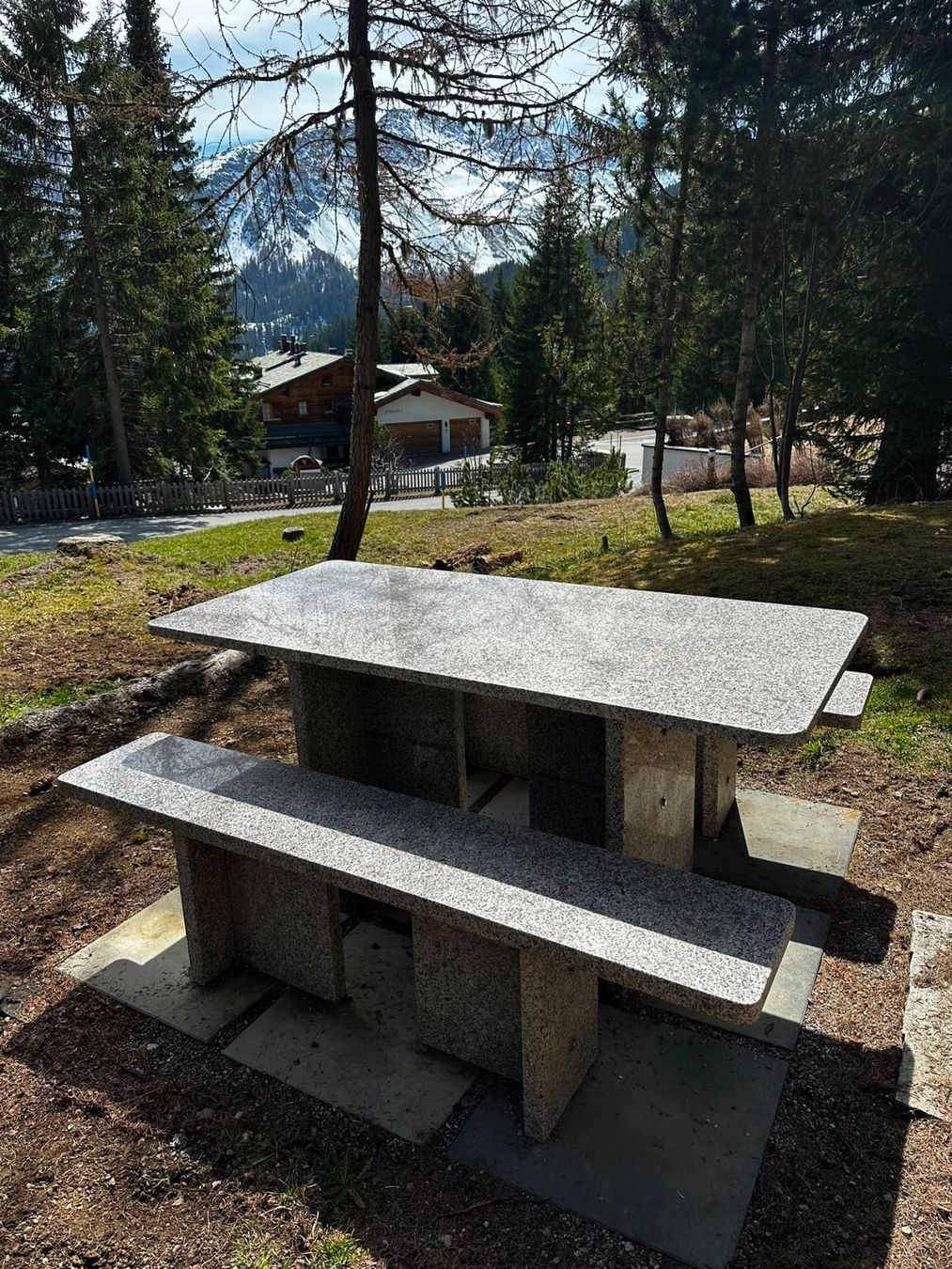 Tische: Gartentisch mit 2 Bänken – Gebraucht aus Arosa von mara.bonjour
