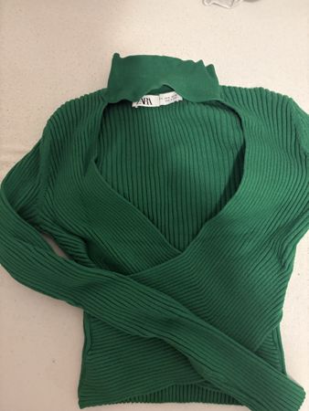 Chaque pull se vend à 10 francs ( zara)