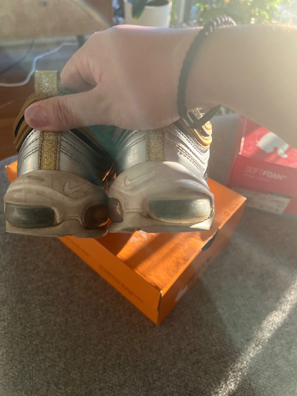 Nike Scarpe da donna: Nike Air Max,  Grösse 38.5,Gold/Silber – Usato da Uznach venduto da Ya_x7x6 4