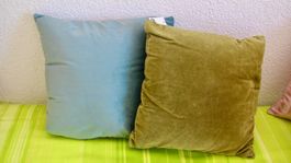 2 COUSSINS POUR CANAPE