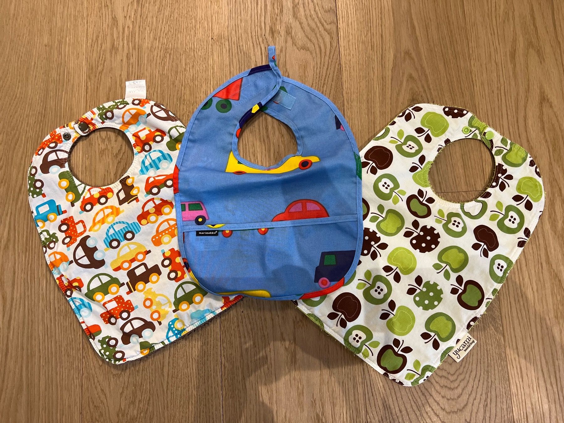 Repas pour bébés: 3 herzige Lätzchen – D'occasion à Ennetbaden par Katiusia