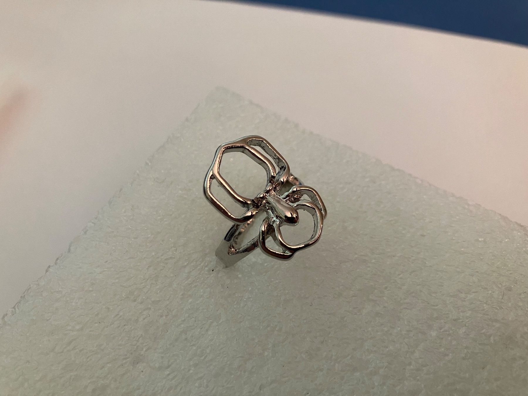 Anelli: Modeschmuck, silberfarbener, schöner Spinnenring, 1.5x2cm, N – Nuovo (secondo la descrizione) da Affoltern am Albis venduto da Dlotti 1