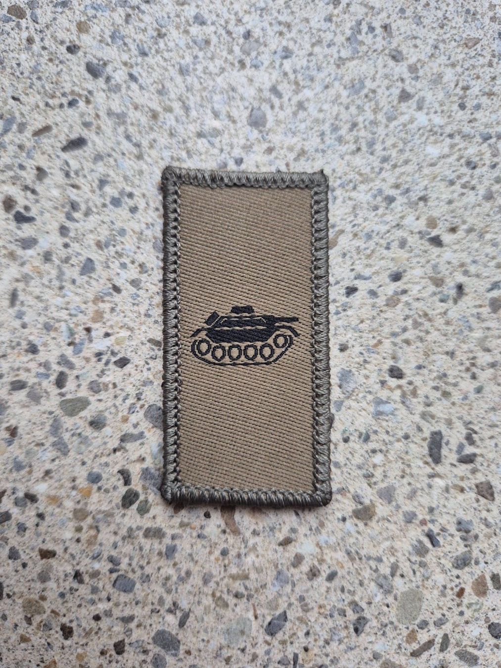 Schweizer Armee Placchette & Badge: Dienstzweigabzeichen Panzertruppen mit klett – Nuovo e nell'imballaggio originale da Riedholz venduto da fr_sIruP