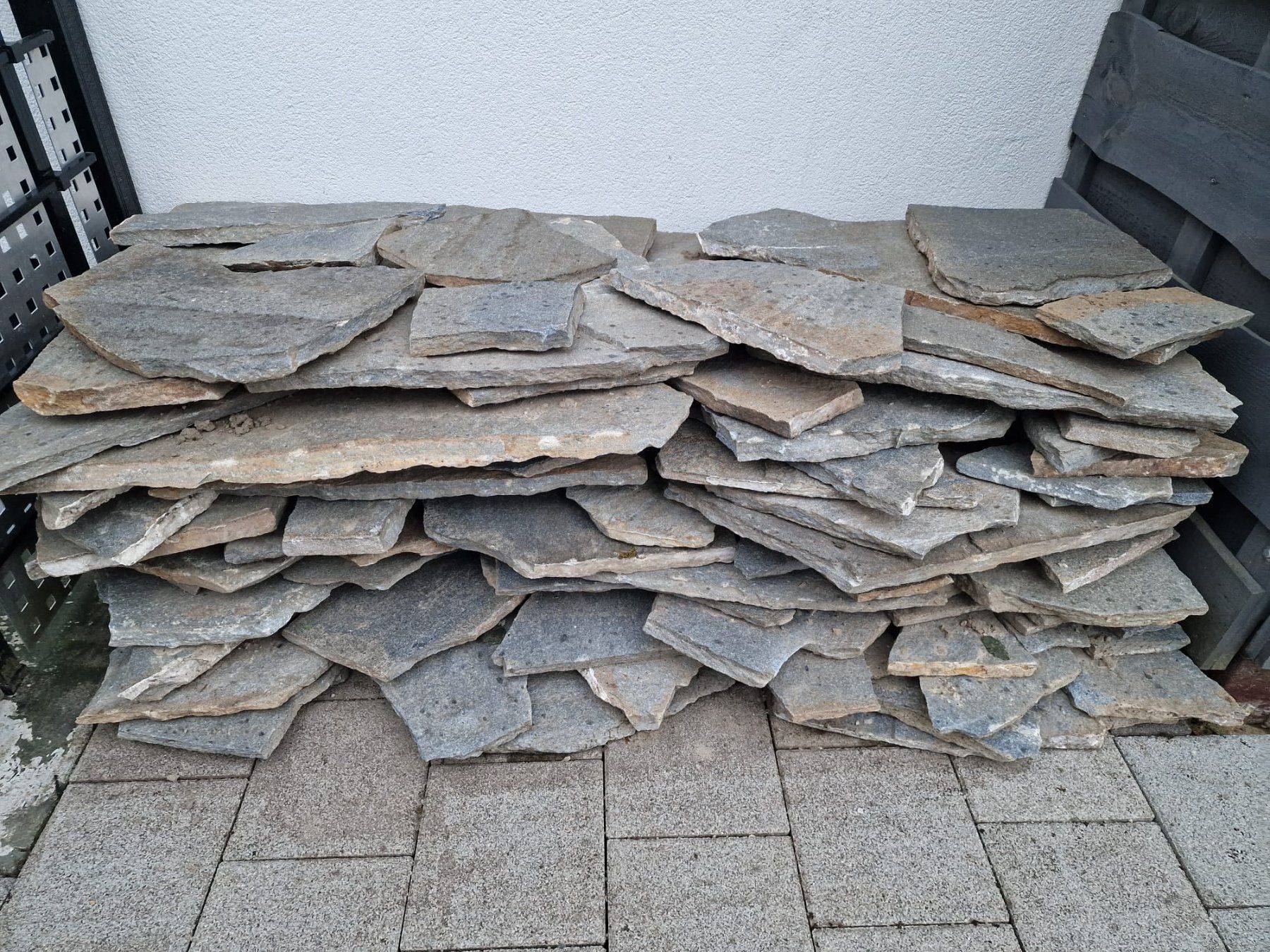 Rivestimenti per pavimenti: Bodenplatten Luserna Polygonal – Usato da Aarwangen venduto da mr.jasi