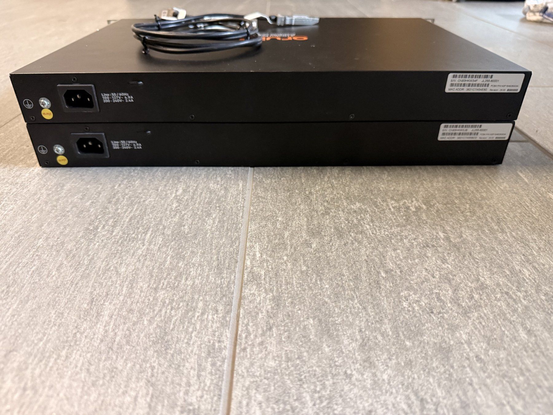 Hewlett Packard Hub & Switch: 2x HPE Aruba 2930F 24G 4SFP+ Stack JL255A + Kabel – Usato da Wolfhausen venduto da mat_sq7r 2