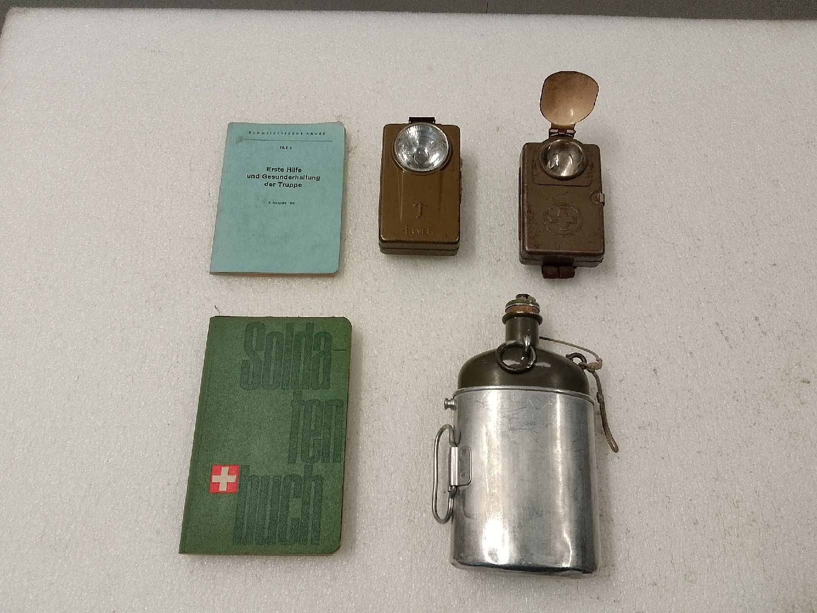 Attrezzatura & Pezzi di ricambio: Schweizer Armee Ausrüstung, Feldflasche, Lampe, Bücher. – Usato da Trubschachen venduto da Caddy8