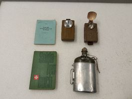 Schweizer Armee Ausrüstung, Feldflasche, Lampe, Bücher.