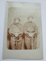 Historische Fotografie Soldaten Uniform Helm Säbel R3