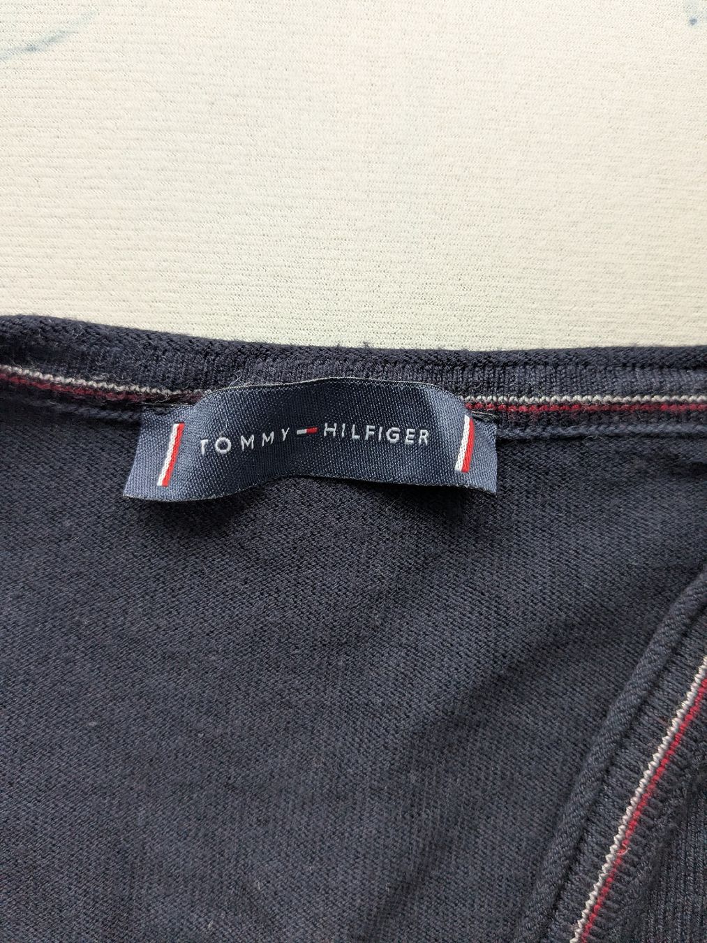 Tommy Hilfiger Maglioni & Felpe: Damen Pullover Tommy Hilfiger  V-Ausschnitt M – Usato da Rorschach venduto da olg_5qq2 5