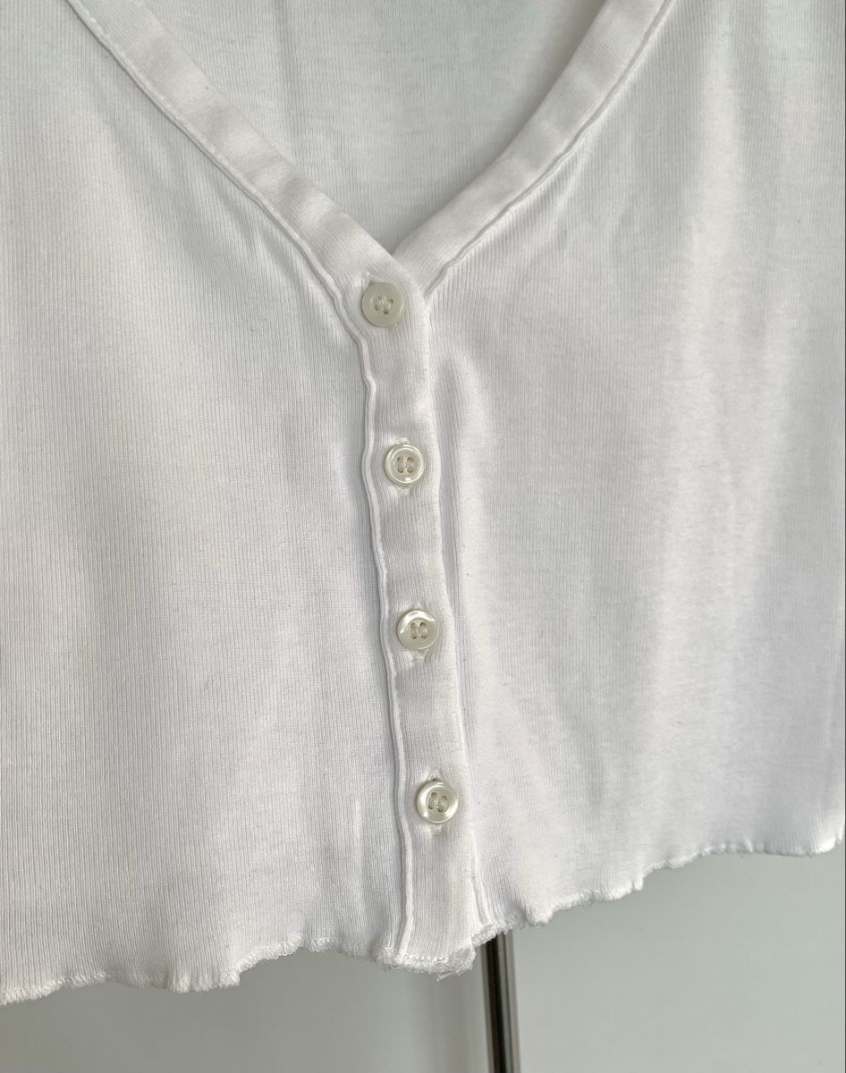 Top: Crop Tops - ZWEI Stück (Schwarz und Weiss) – Usato da Düdingen venduto da Hiron_o7 5