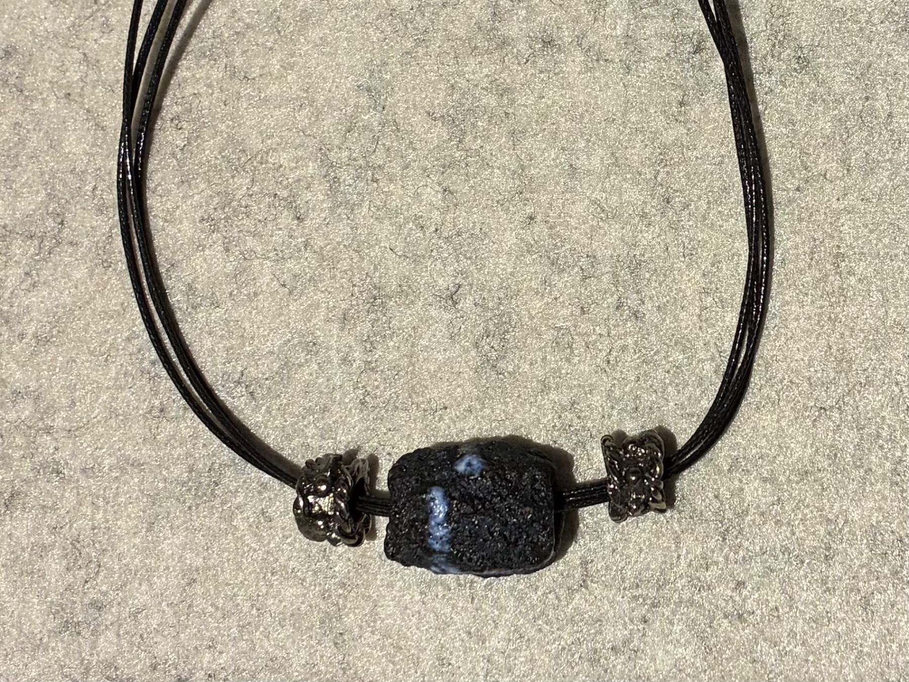 Catenine: Schwarze Halskette mit Stein – modern & elegant – Usato da Heerbrugg venduto da blubber02 2