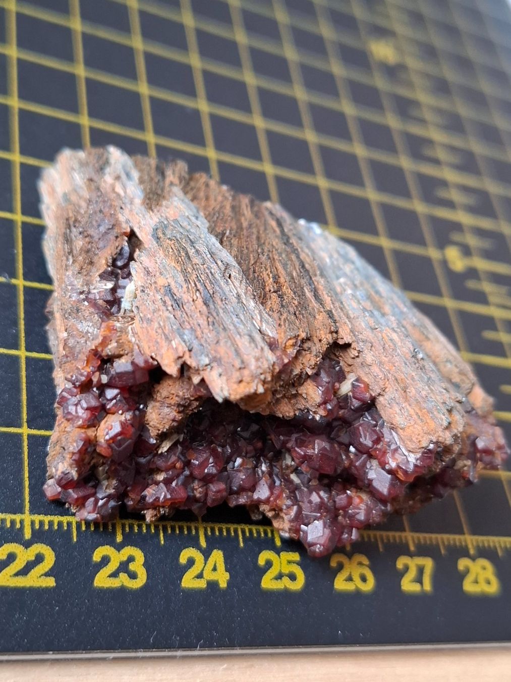 Minerali & Pietre curative: Ein Mineral mit Granaten – Usato da Zwieselberg venduto da Halifaxmendusli 4
