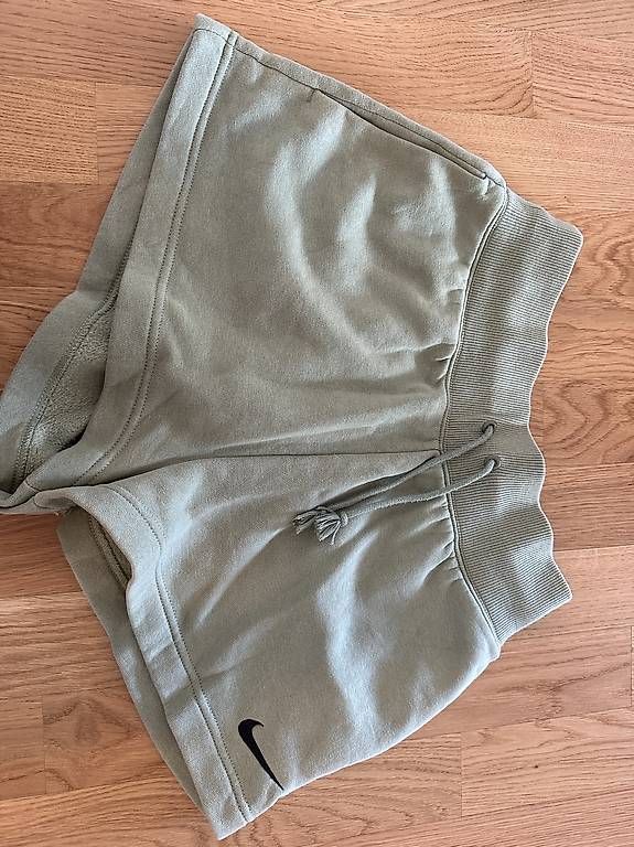 Nike Pantaloni: shorts nike – Usato da Bern venduto da Salamander86