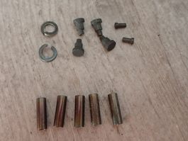 Lot de pièces pour arme suisse, à identifier. Avis aux spé.