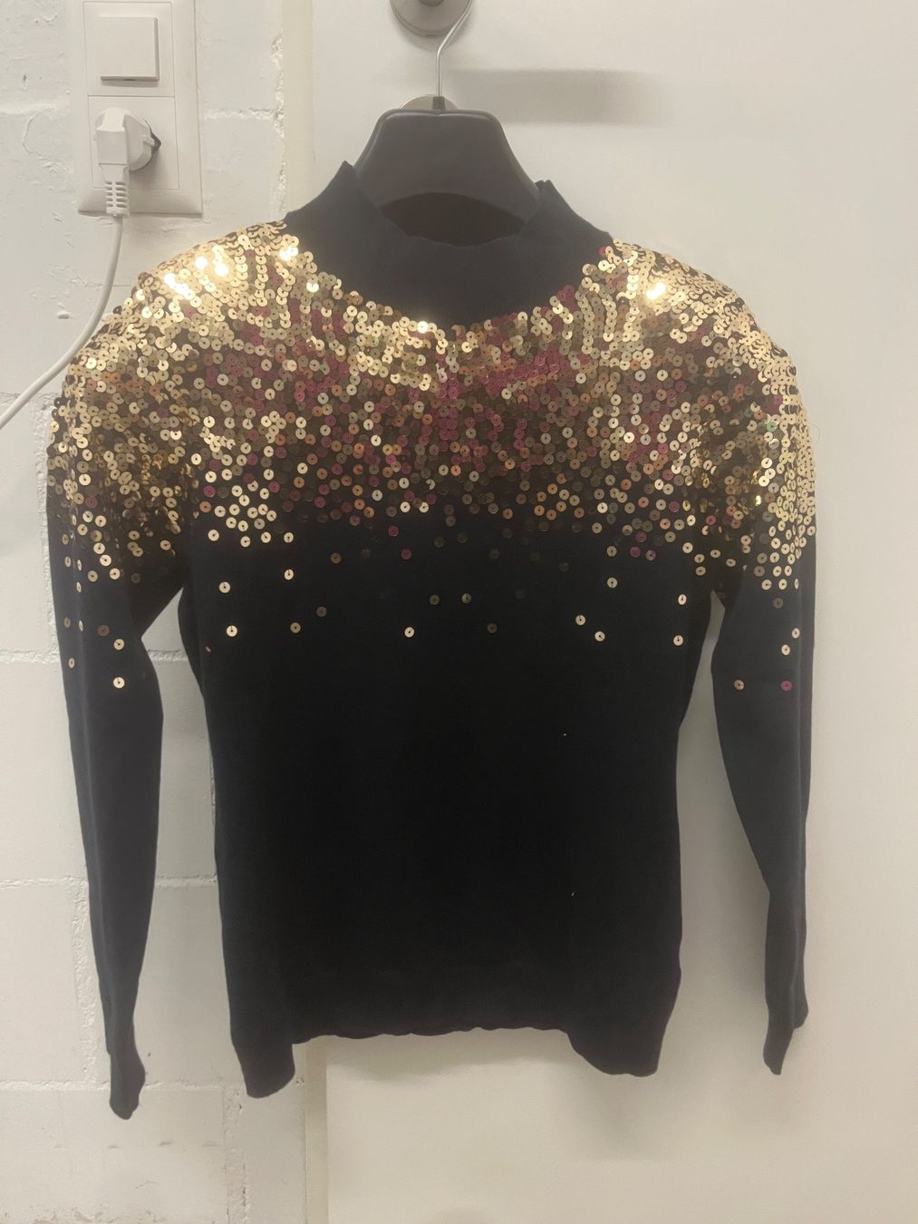 Karen Millen Maglioni & Felpe: Dunkelblauer Pullover mit Pailetten von Karen Millen Gr. M – Usato da Egg b. Zürich venduto da adimoxon