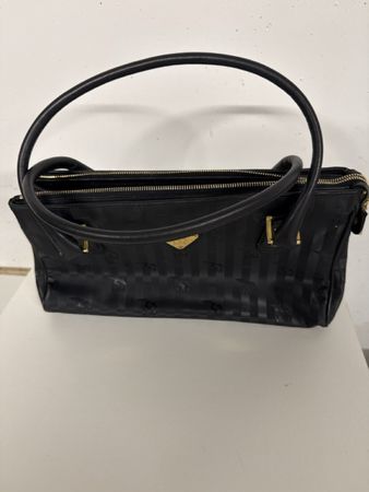 Stilvolle Ledertasche, schwarz, mit feinen Streifen, Herbst-