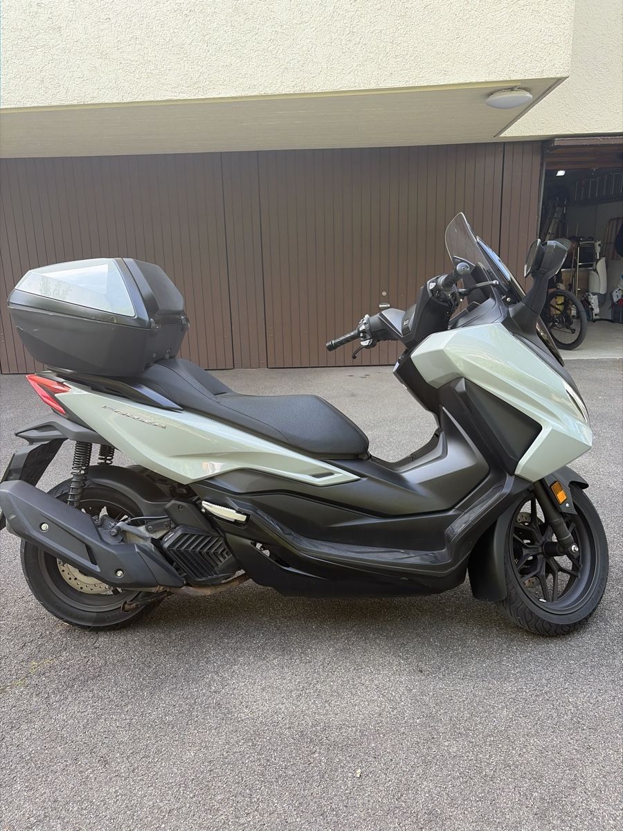 Honda Route: Honda Forza 125 Roller mit Topcase neuwertig – D'occasion à Zürich par inf_m5v5 4