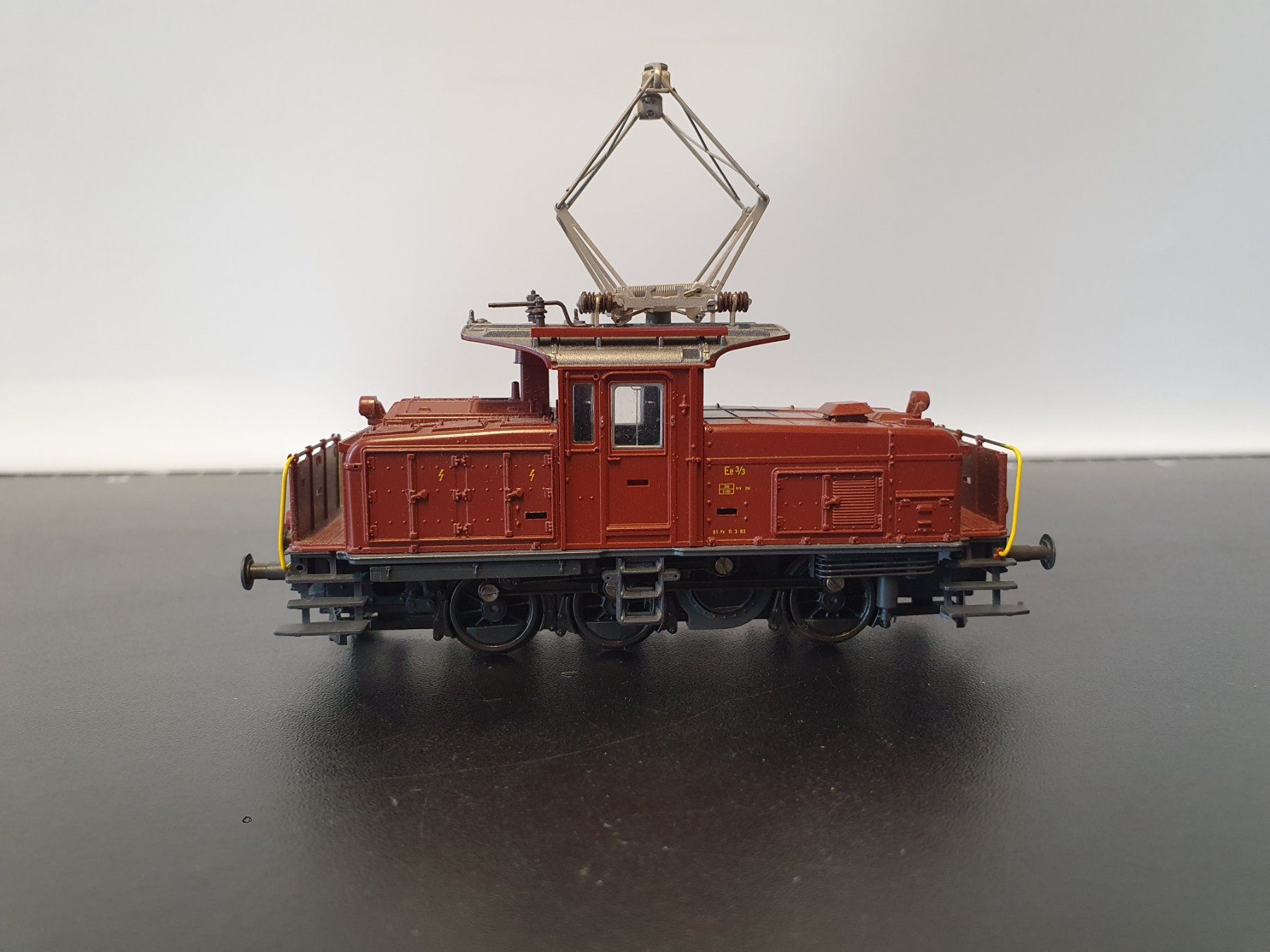 Roco Modellini di ferrovie: ROCO:DC: SBB Ee 3/3 BRAUN VITRINENMODELL – Usato da Biglen venduto da taunus82