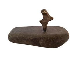 Abstrakte Metallfigur auf Steinsockel