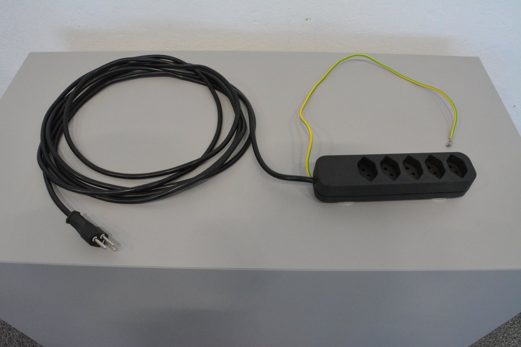 Stecker: Max Hauri Basic Mehrfachstecker Schwarz - 5 Anschlüsse – Gebraucht aus Schönenwerd von mcofficeshop